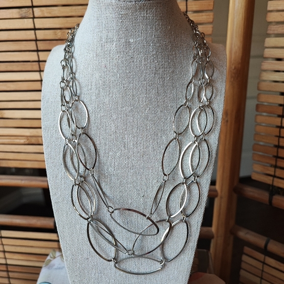 Elongated Oval Chain Link Vintage Silver Tone Triple Strand Necklace Unsigned - Picture 2 of 4